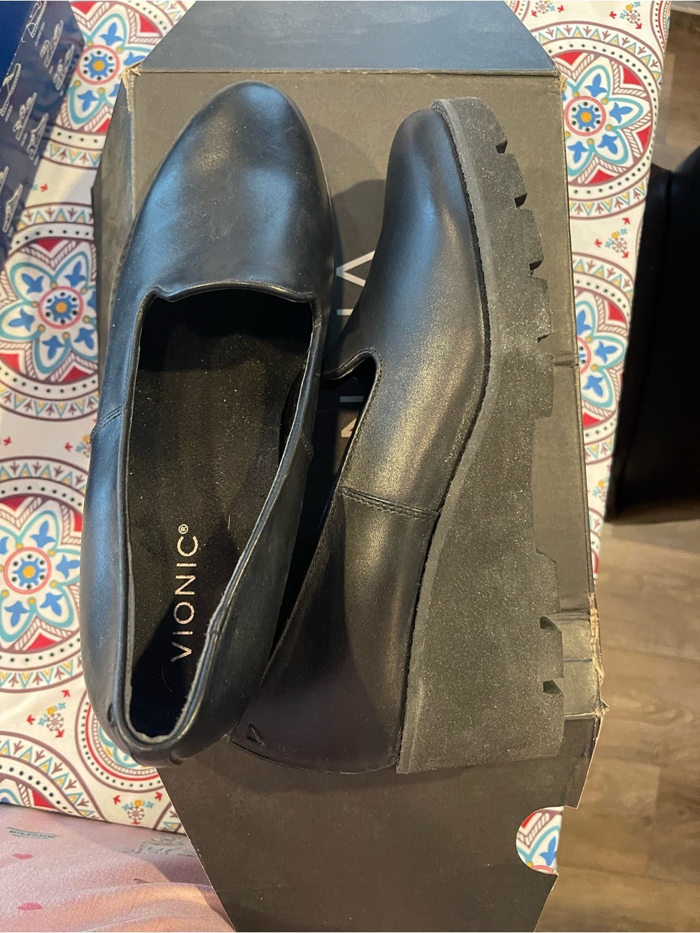 Vionic Black Leather Platform Slip-On Loafers with Lug Sole $40 sz 10 euc